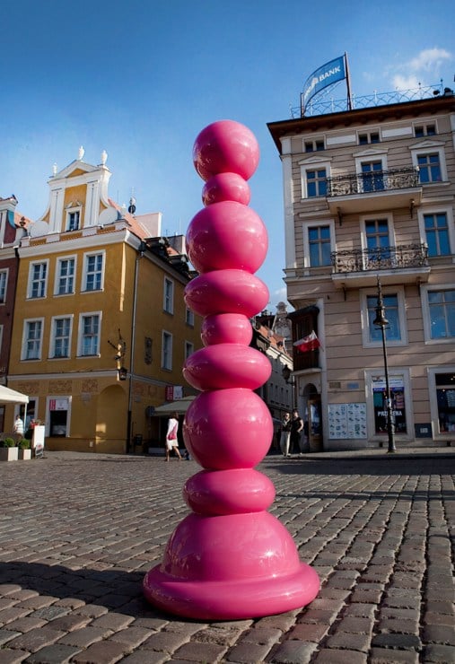 Maurycy Gomulicki, "Obelisk", 2010, sculpture, fiberglass, car paint, 3 m, Pasaż Kultury, Poznań, courtesy of the artist